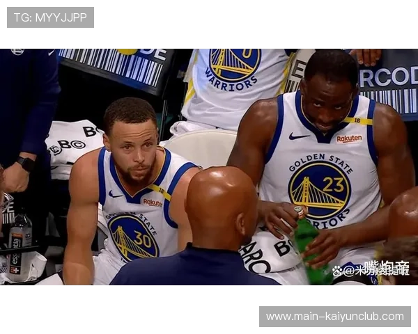 库里迎着干扰再中一球，勇士主场沸腾