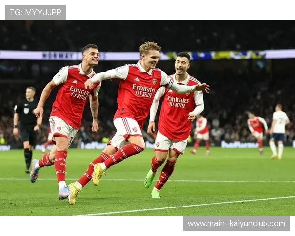 阿森纳加布里埃尔头球发力轰破对方球门的瞬间：信念、力量与传承的交汇